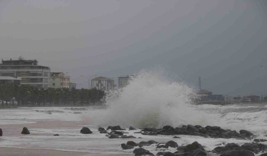 Doğu Karadeniz’de fırtına alarmı: Rüzgâr saatte 80 km’ye çıkacak