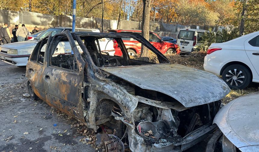 Etimegut'ta park hâlindeki araçlar alev aldı