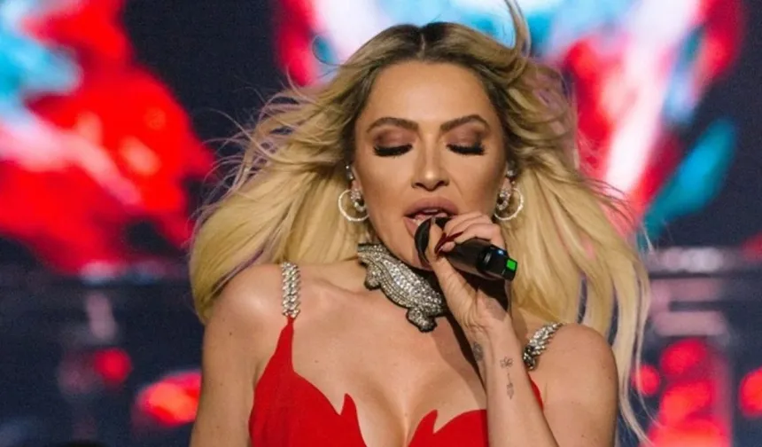 Hadise cesur pozlarıyla kamera karşısına geçti