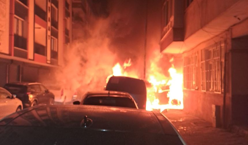 Bahçelievler’de park halindeki araçlarda yangın!