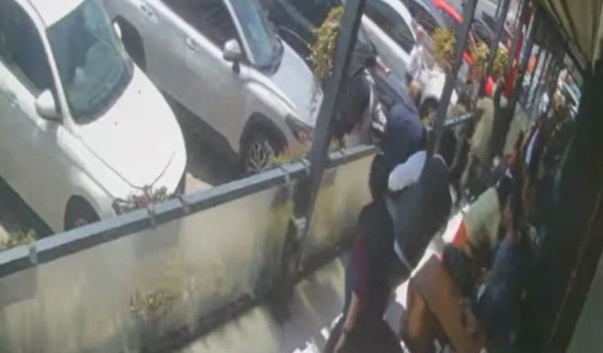Beylikdüzü'nde bir restaurantta deprem anında kaçış!