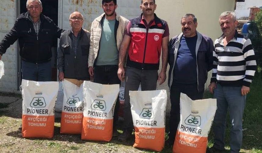 Dumlupınar’da tarım arazileri için hibeli tohum dağıtımı başladı