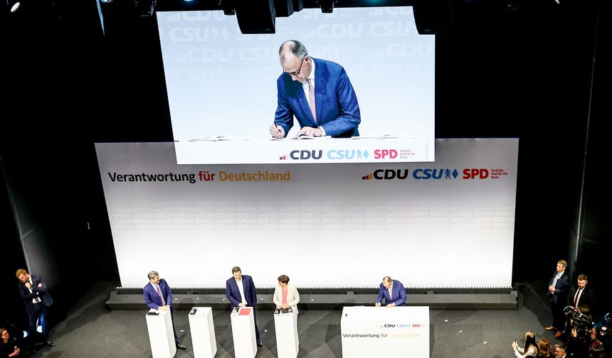 Almanya’da üçlü koalisyon hükümeti kuruldu