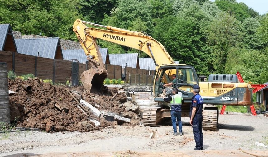 Kartepe'de ruhsatsız bungalovlar yıkıldı