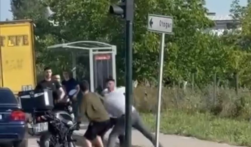 Anayolda çıkan yumruklu kavgada trafik felç oldu