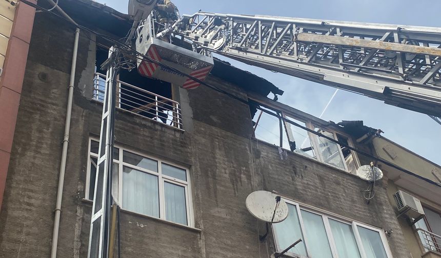 Binanın üst katı yanarak kullanılamaz hale geldi