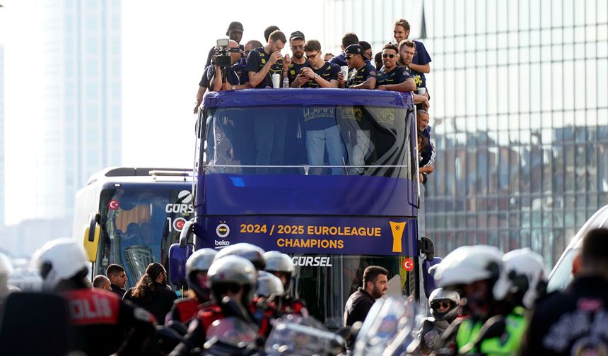 Fenerbahçe Beko şampiyonluğu taraftarıyla kutladı!