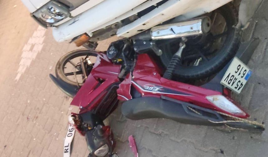 Salihli’de trafik kazası: Motosiklet minibüsün altında kaldı!