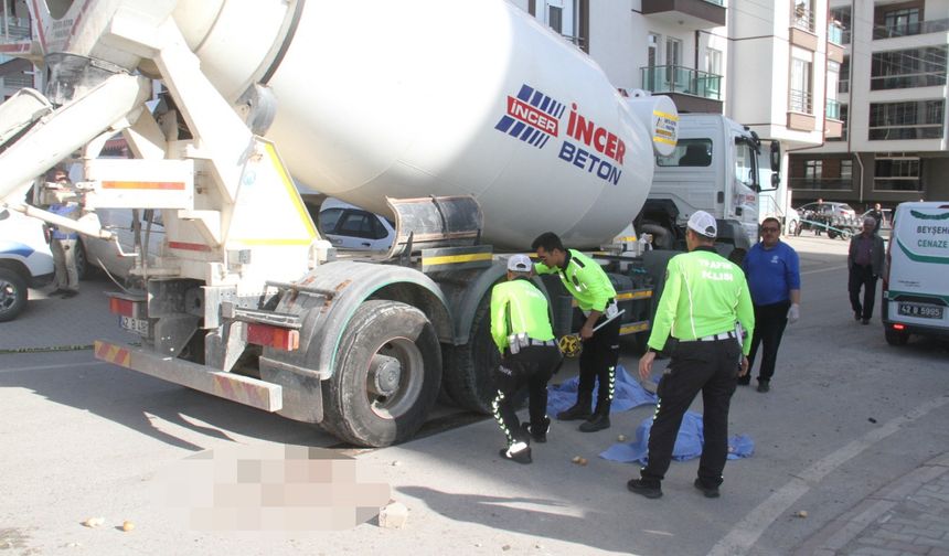 Konya'da yaşlı adam beton mikserinin altında kaldı!