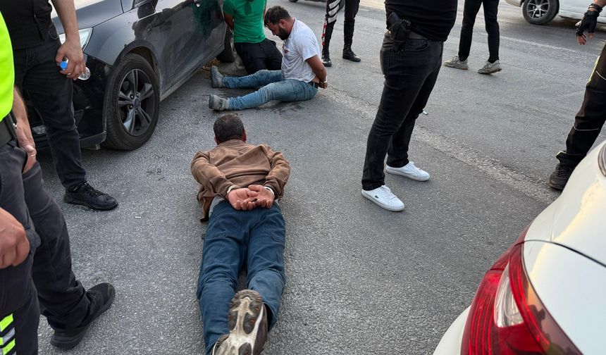 Makas atan sürücü polisi tekmeledi: 2 polis yaralandı!