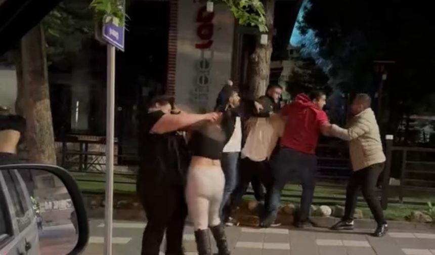 Bolu'da sokak ortasında yumruklar havada uçuştu!