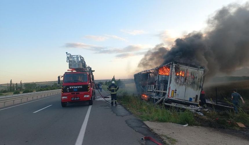 Yol kenarına devrilen tır yanarak kül oldu!