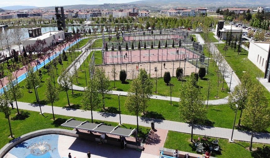 Çorum'da bahar havası Millet Bahçesi'ni canlandırdı