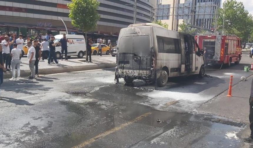 Diyarbakır'da şehir içi minibüs yanarak kül oldu!