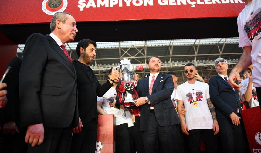 Süper Lig'e yükselen Gençlerbirliği, kupasına kavuştu!