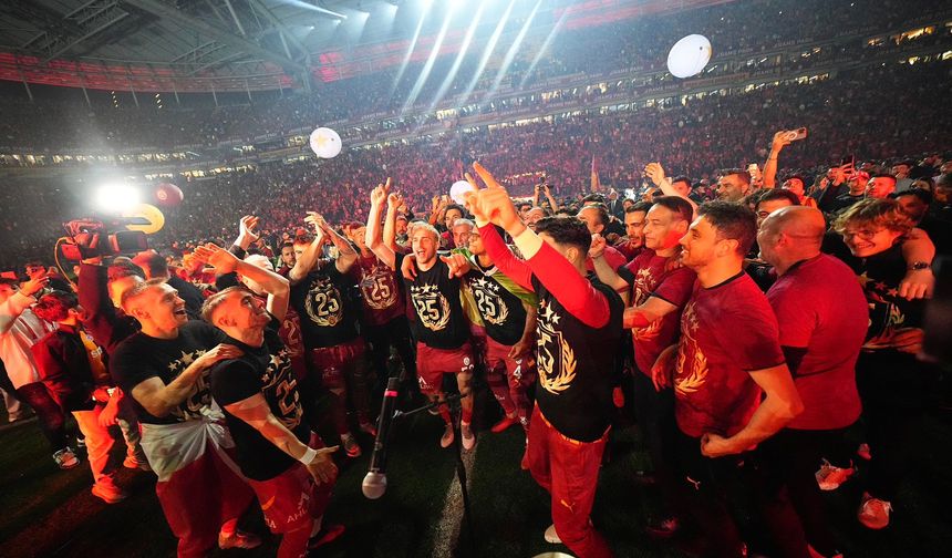 Galatasaray'ın şampiyonluk kutlamasında yıldızlar geçidi!