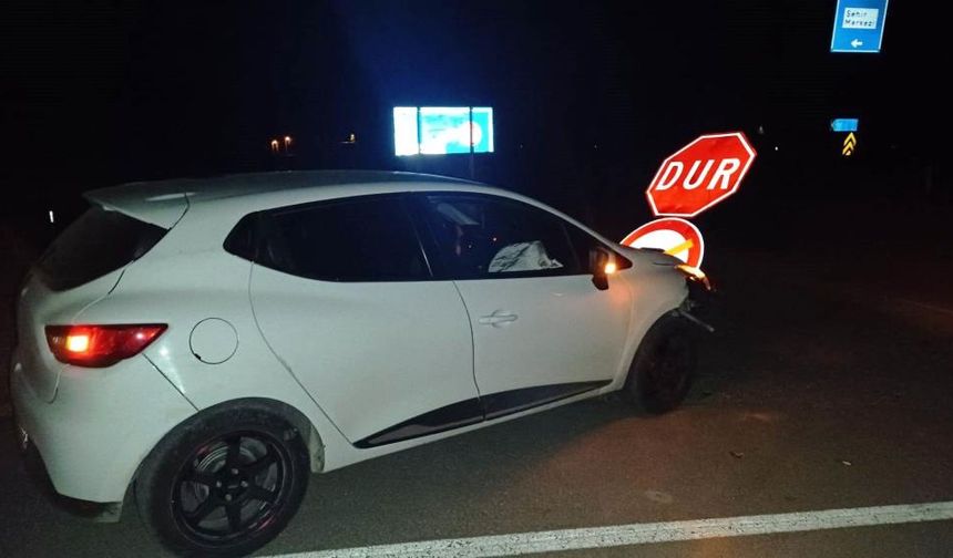 Ehliyetsiz ve alkollü sürücü 'Dur' levhasına çarptı!
