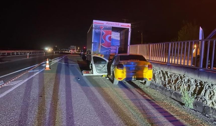 Taksi kamyonete saplandı! 1 kişi hayatını kaybetti!