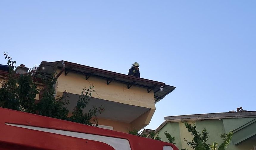 Öfkeli koca evin çatısını yaktı!