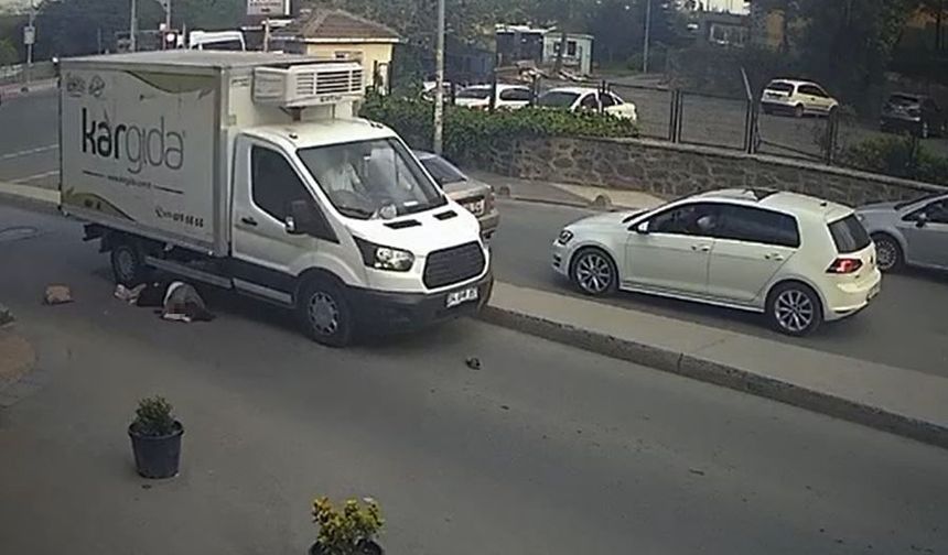 İstanbul'da feci kaza: Bir kadın kamyonetin altında kaldı!
