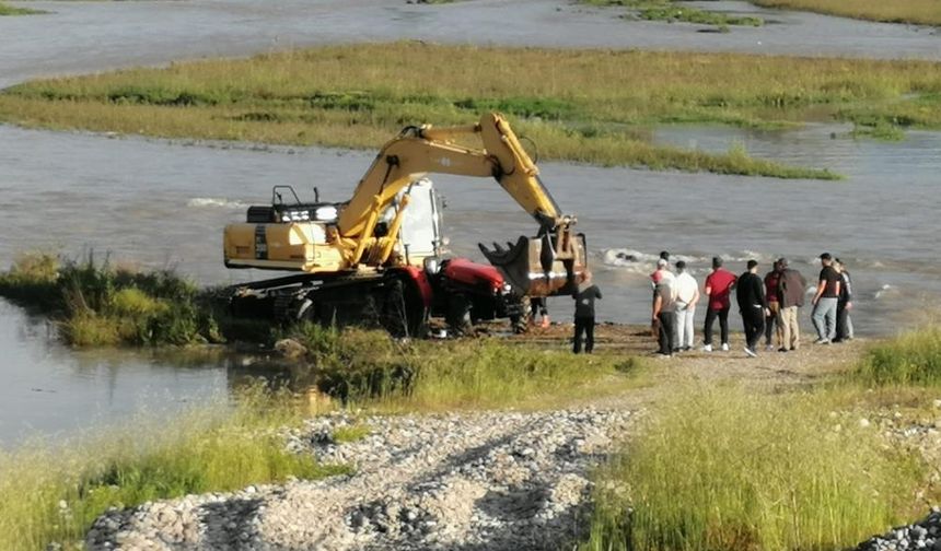 Traktörünü yıkamak isterken akarsuda mahsur kaldı!