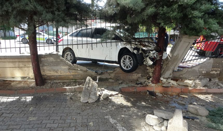 Malatya'da duvara çarpan araç alev aldı