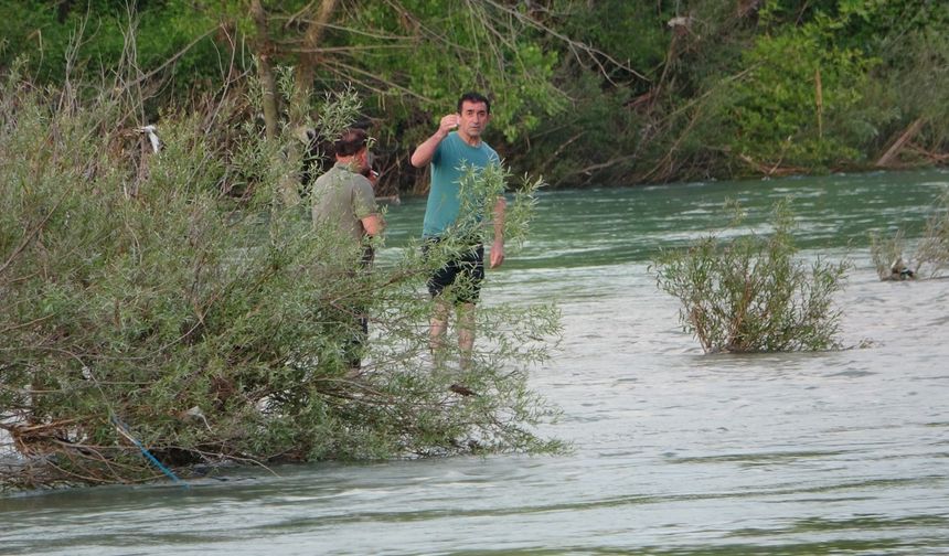 2 kişi Manavgat Irmağı'nda mahsur kaldı!