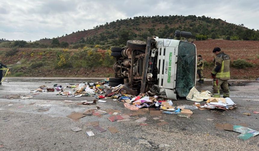 Kontrolden çıkan belediye kamyonu devrildi!