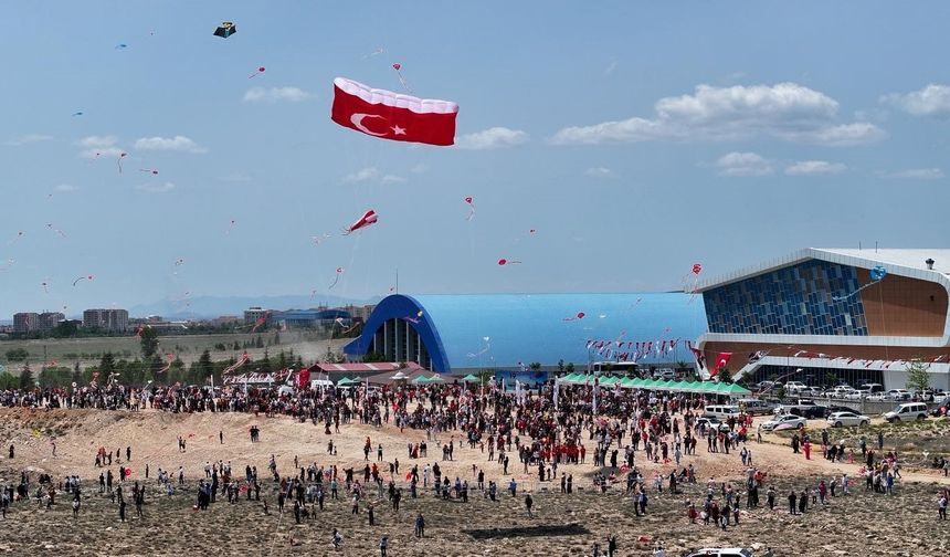 Niğde'de Atatürk posteri uçurtması gökyüzünde dalgalandı!