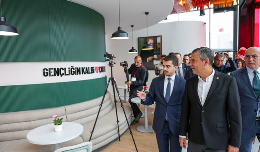 CHP lideri Özel, Çankaya Gençlik Merkezi açılışına katıldı