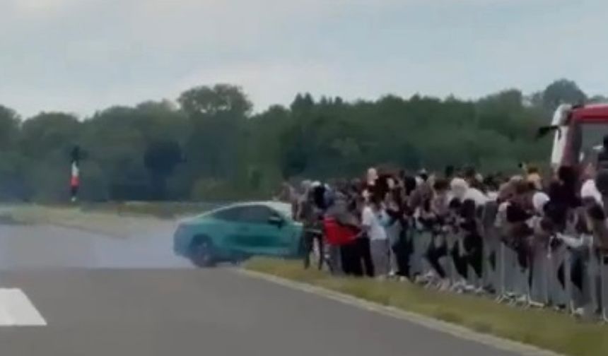 Direksiyon hakimiyetini kaybeden sürücü seyircilerin arasına daldı!