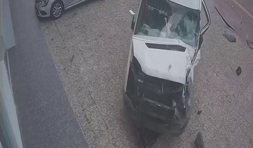 Antalya'da servis araçları çarpıştı!