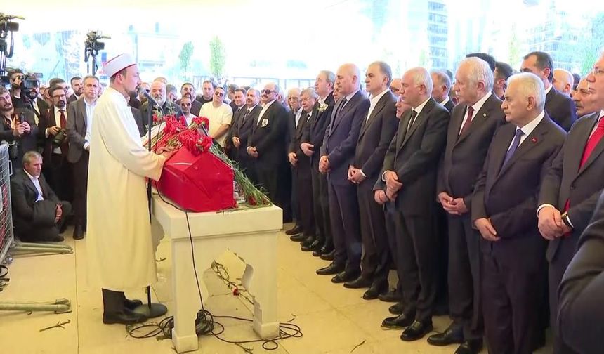 Sırrı Süreyya Önder son yolculuğuna uğurlandı!