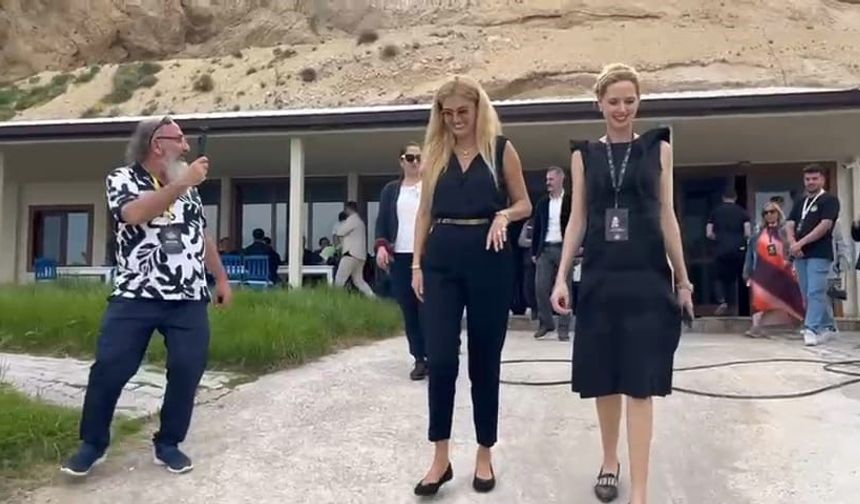 Wilma Elles ve Tuğba Özay, Van Gölü'nde keyifli anlar yaşadı!