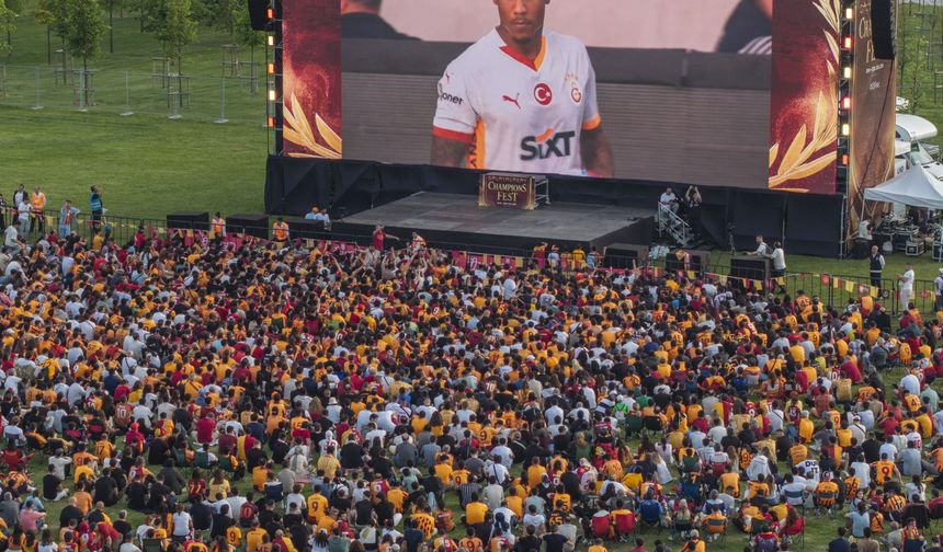 Galatasaraylı taraftarlar, Göztepe maçını Yenikapı'da izledi!