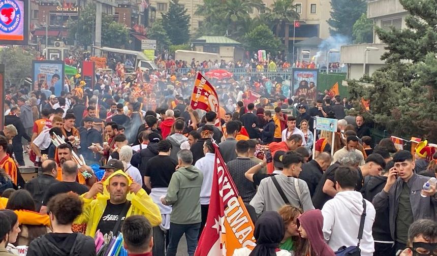 Galatasaraylı taraftarlar Yenikapı'ya akın etti!
