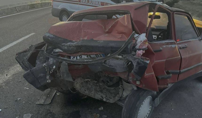 Kırıkkale'de otomobil ile kamyonet çarpışması can aldı