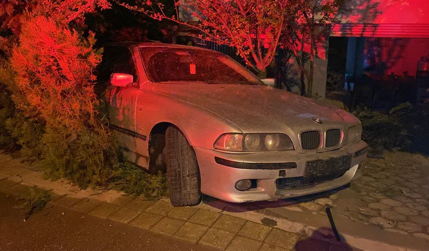 Islak zeminde kontrolden çıkan otomobil bahçeye girdi