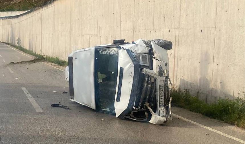 Taziyeye gidenleri taşıyan minibüs devrildi: 10 yaralı