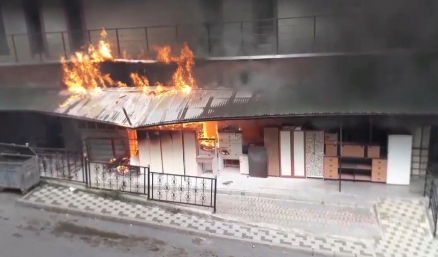 İş merkezinde çıkan yangın paniğe neden oldu