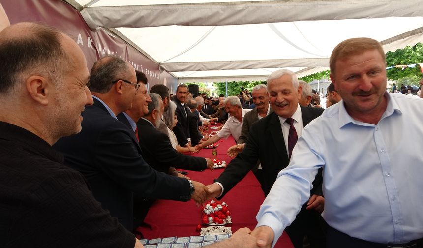 Bakan Uraloğlu, Trabzon'da vatandaşlarla bayramlaştı!