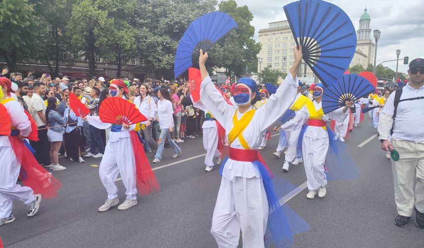 Berlin Kültür Karnavalı’nda ilk kez Türk dansçılar yer aldı