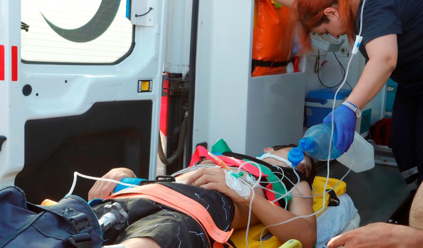Antalya'da 40 metreden denize atlayan genç suya çakıldı!