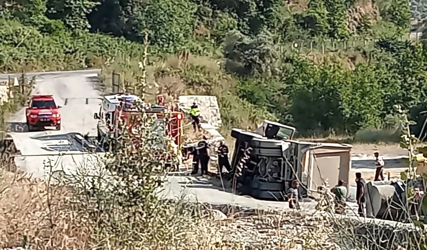 Köşk yolunda kaza, kum kamyonu devrilmesi sonucu 1 kişi yaralandı