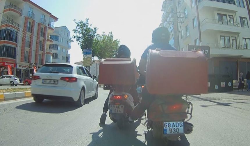 Aksaray’da kuryelerin tehlikeli yolculuğu kamerada!