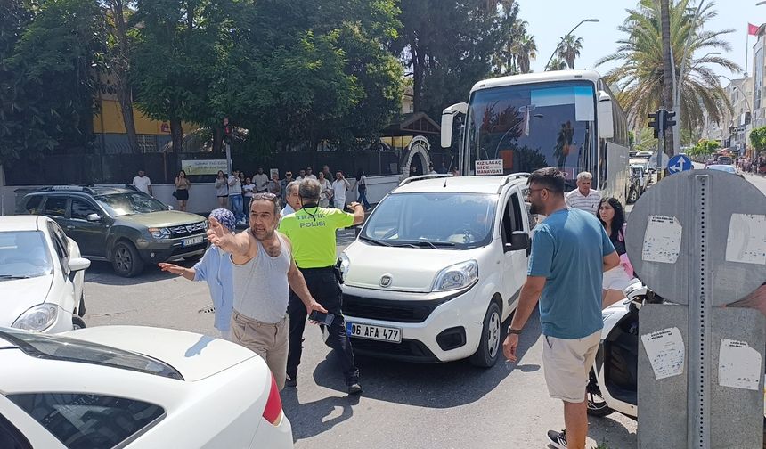 Manavgat’ta zincirleme kaza: 3 araç çarpıştı!