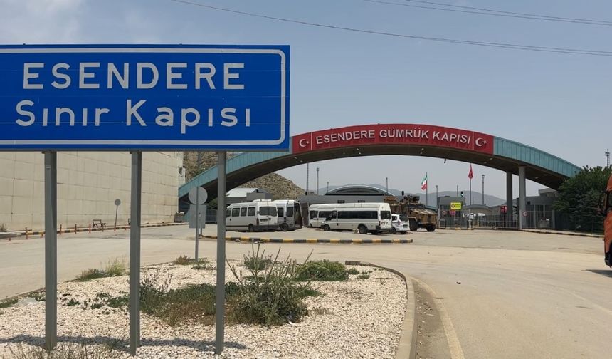 İran sınırındaki Esendere’de TIR kuyruğu uzadıkça uzadı