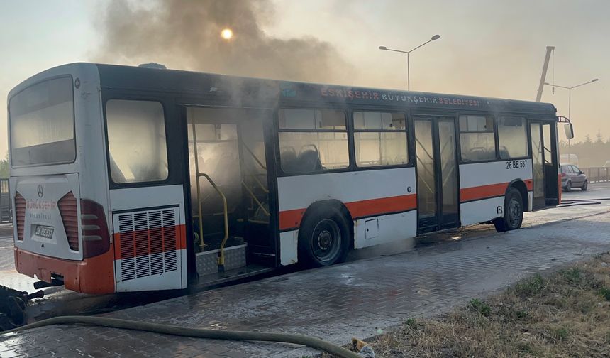 Eskişehir’de belediye otobüsü yandı!