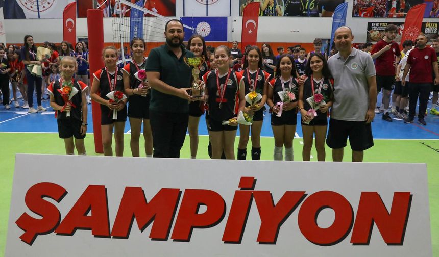 Etimesgut Mini Voleybol Takımı şampiyon