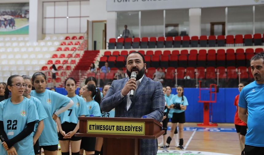 Etimesgut'ta altyapı voleybol turnuvası
